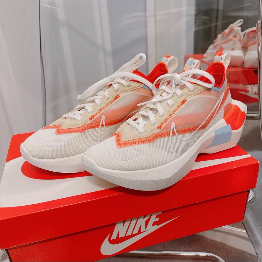 NWT 🧡 Brand new Nike Vista Lite SE white / orange sneakers women’s shoes